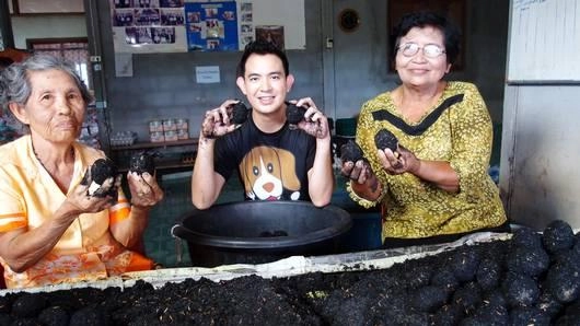 สร้างสรรค์เมนูเด่นจากไข่เค็มและปูม้า ของดี จ.สุราษฎร์ธานี