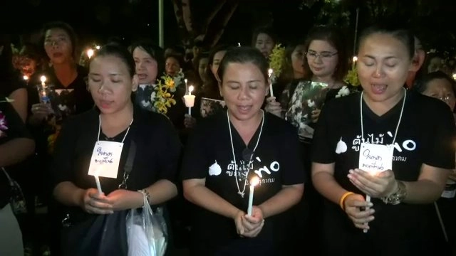 คนเมืองกาญจน์ร่วมแสดงความอาลัยที่ "ต้นไม้ของพ่อ"