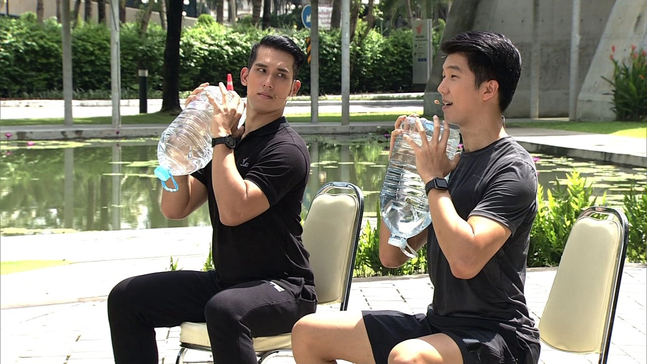 ป้องกันและบรรเทาอาการ ปวดบ่า คอ ไหล่ ด้วยการใช้แกลลอนน้ำ