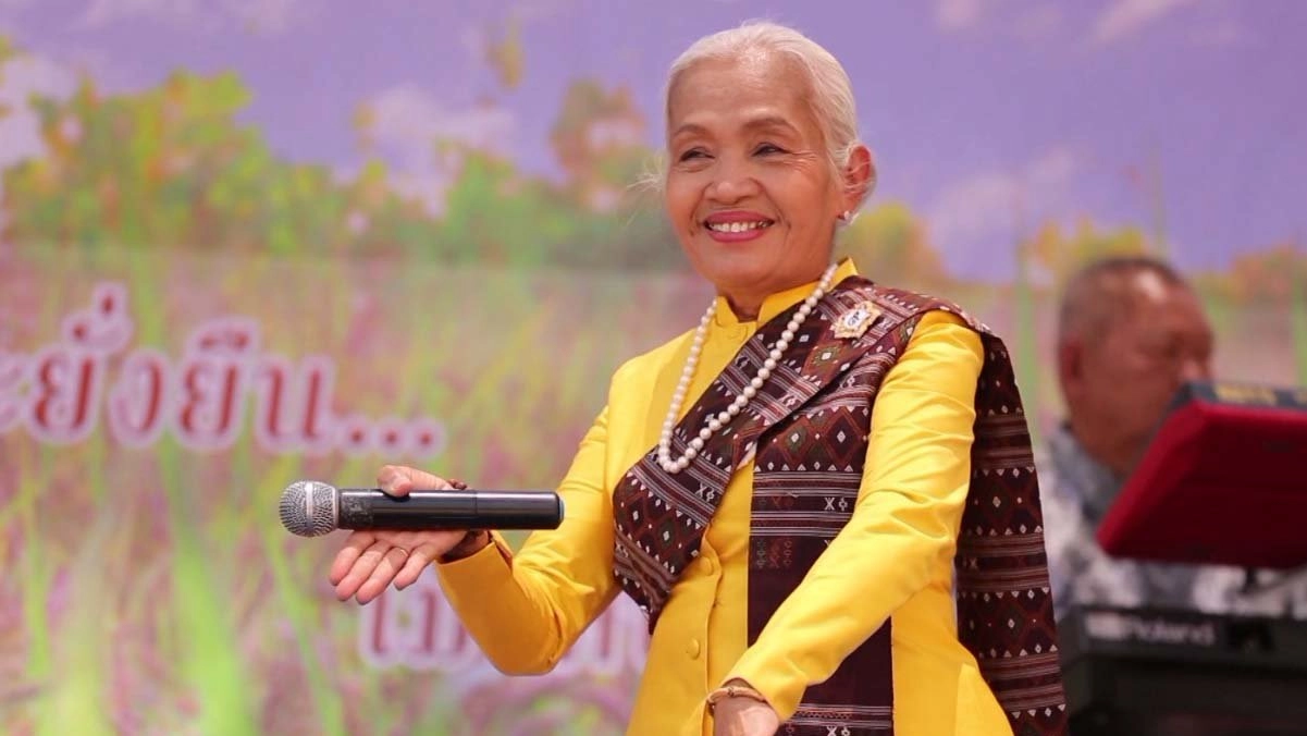 แม่ฉวีวรรณหมอลำ / กายภาพด้วยยางยืด