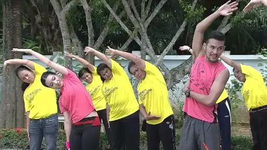 ยืดเหยียดด้วยท่ายืน