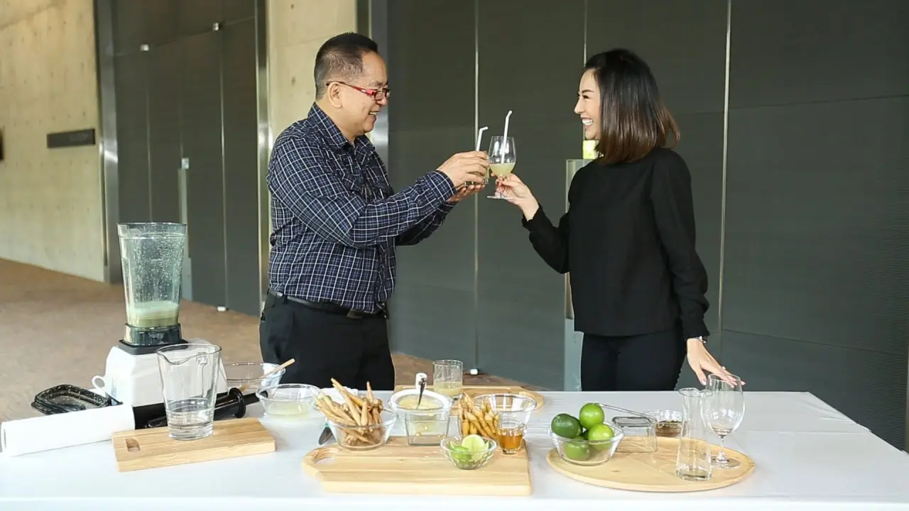 น้ำกระชาย ช่วยปรับสมดุลฮอร์โมน, Partner  Yoga ช่วยกันยืดเหยียดในท่ายืน