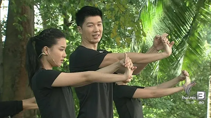 วิธีใช้เก้าอี้ไม้ยืนเพื่อบริหารกล้ามเนื้อช่วงบน