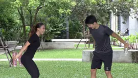 ท่ากระชับแขนด้วยขวดน้ำ