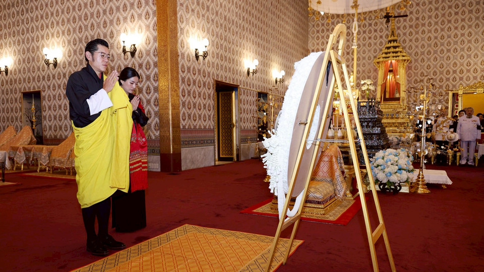 สมเด็จพระราชาธิบดี - สมเด็จพระราชินี แห่งภูฏาน ทรงวางพวงมาลาพระบรมศพ