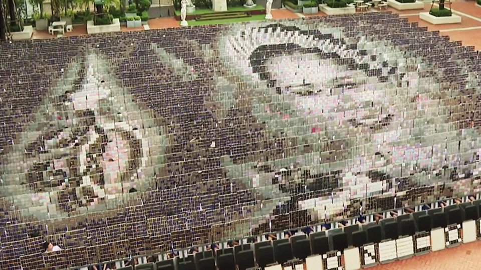 โรงเรียนอัสสัมชัญ แปรอักษรแสดงความอาลัยสมเด็จพระบรมราชชนนีพันปีหลวง 