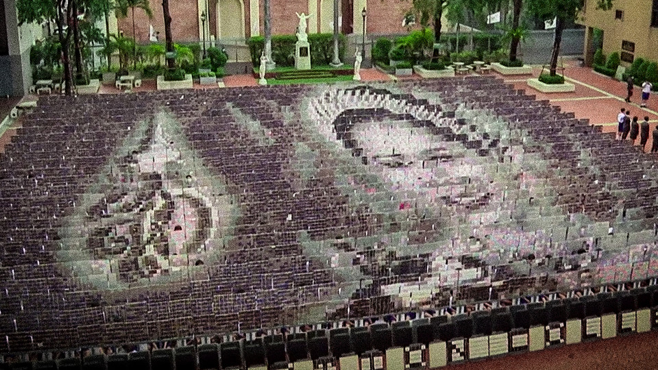 นักเรียนโรงเรียนอัสสัมชัญ แปรอักษรแสดงความอาลัย