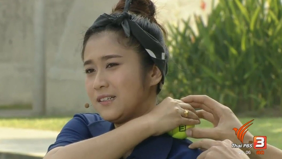 ลูกเทนนิสมานวดบ่าเเละอกคลายอาการออฟฟิศซินโดรม