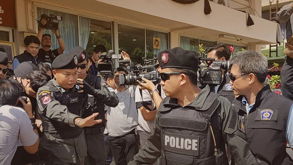 ตำรวจคุมตัว "พลกฤต วิเศษ" ชี้จุดที่เกิดเหตุฆ่า "น.ส.พลอยนรินทร์"