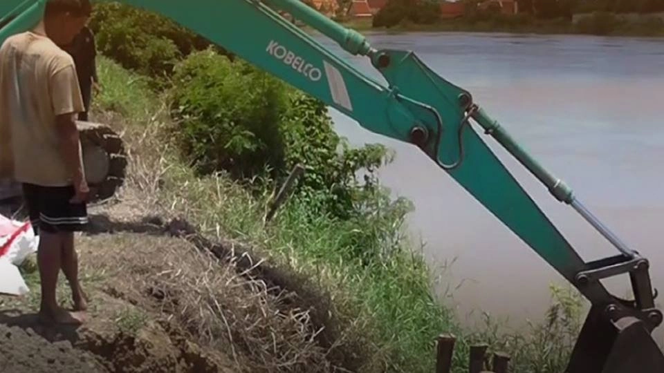 เร่งทำพนังกั้นน้ำ รับมือน้ำเหนือ อ.เมือง จ.อ่างทอง