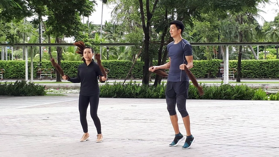 ฝึกกระโดดลดไขมันด้วยผ้าขนหนู