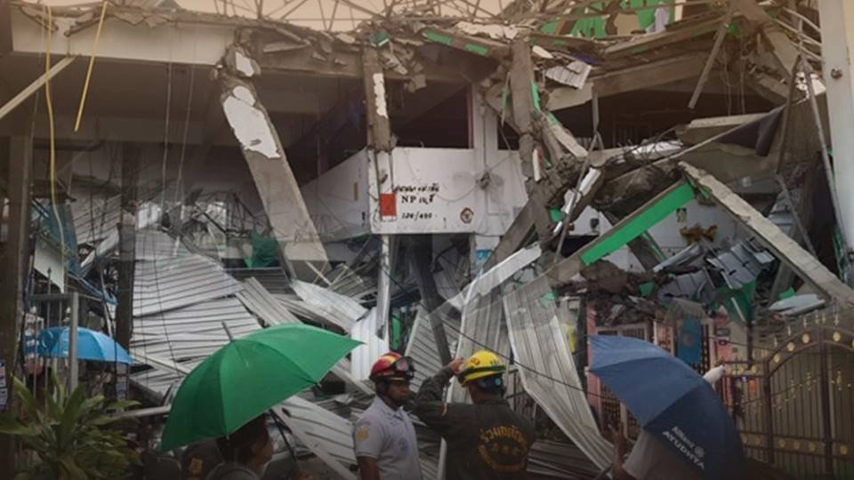 วิศวกรรมสถานแห่งประเทศไทยฯ ตรวจสอบอาคารแบดมินตันพังถล่มทั้งหลัง ซอยเรวดี จ.นนทบุรี