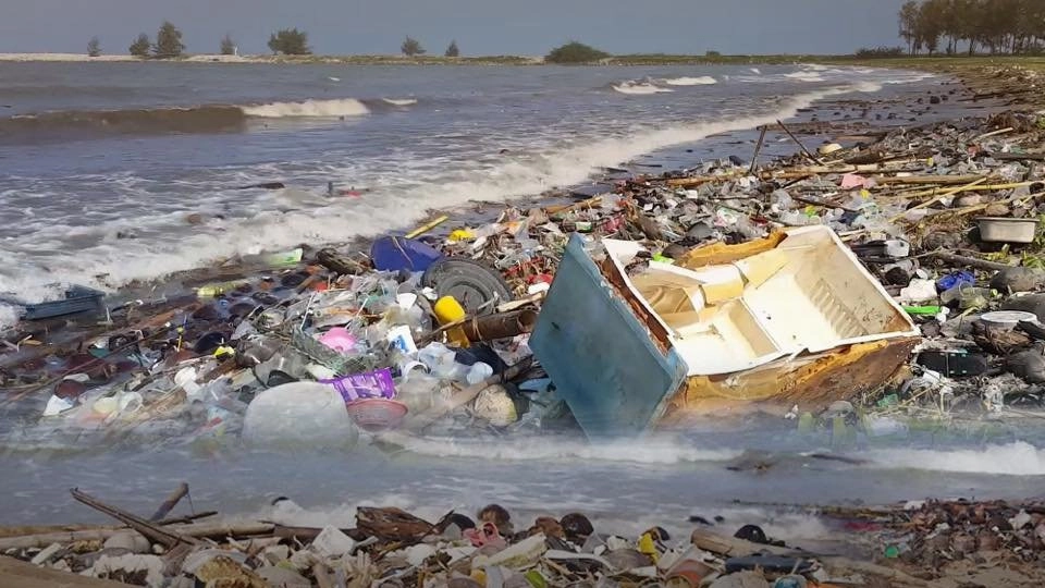 ปัญหาขยะชายหาดวนอุทยานปราณบุรี จ.ประจวบคีรีขันธ์