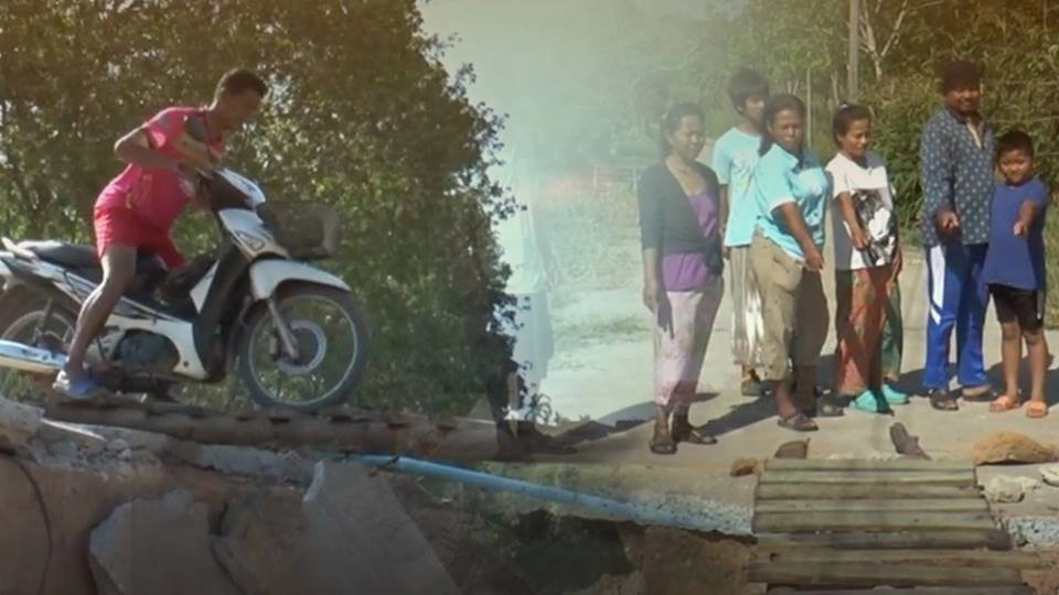น้ำกัดเซาะถนนขาดชาวบ้านกว่า 100 คนเสี่ยงอันตราย อ.สะเดา จ.สงขลา