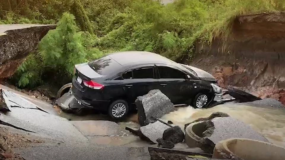 น้ำไหลกัดเซาะถนนขาด รถตกถนน อ.เทพา จ.สงขลา