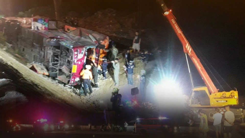 รถบัสขนแรงงานเมียนมาพลิกคว่ำ ถนนแม่สอด - ตาก เสียชีวิต 6 คน