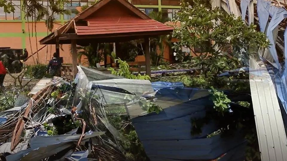 เลื่อนเปิดเทอมหลังอาคารเรียนถูกพายุพัดพังเสียหาย จ.เพชรบูรณ์