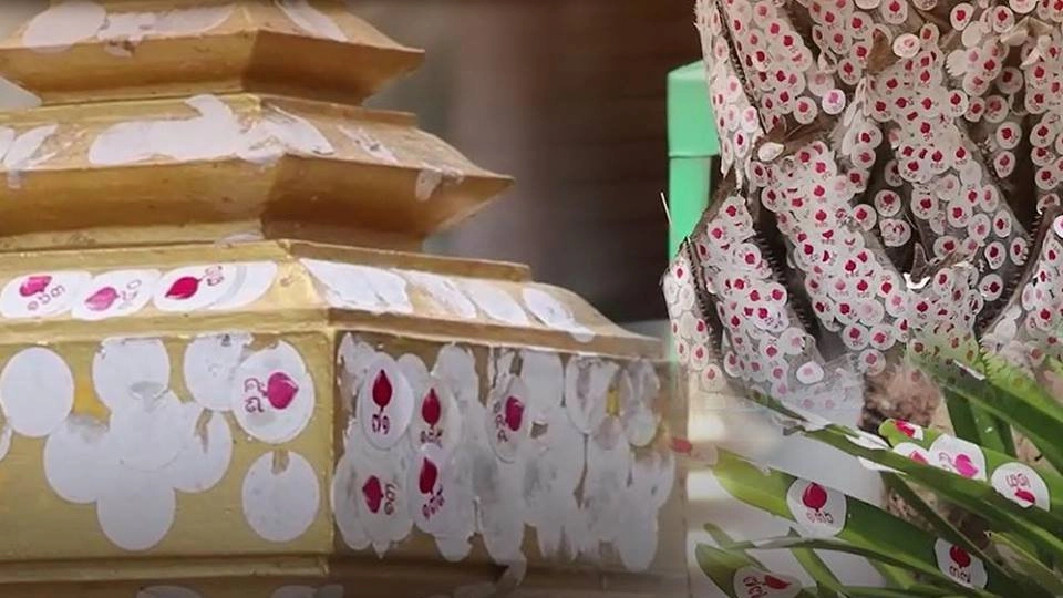 นักท่องเที่ยวต่างชาติติดสติกเกอร์ทั่ววัด ทำลายแหล่งท่องเที่ยว จ.ชลบุรี