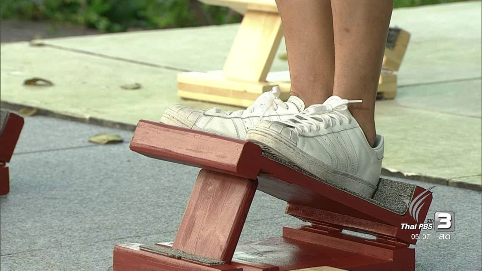 วิธีใช้เก้าอี้ไม้ยืนเพื่อสร้างความยืดหยุ่น