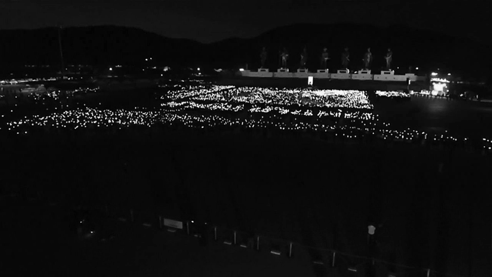 ชาวหัวหินพร้อมใจจุดเทียนและแปรอักษร