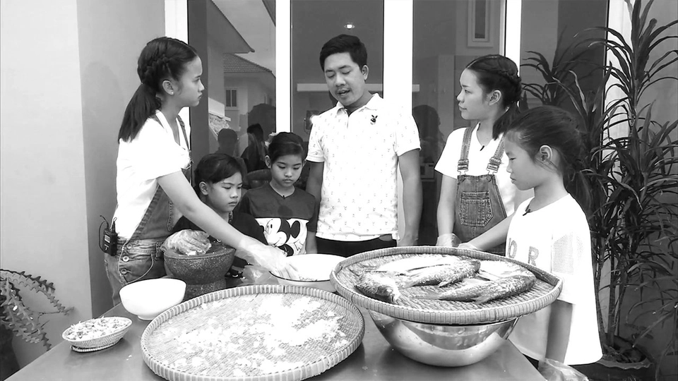 ปลาส้มราดพริกสามรส