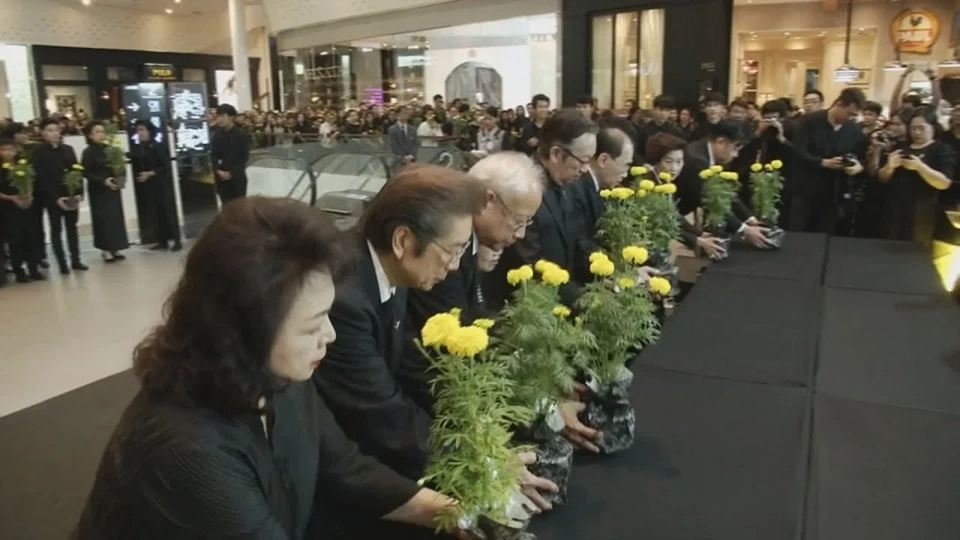 ประชาชนถวายความอาลัย ยืนสงบนิ่ง 89 วินาที