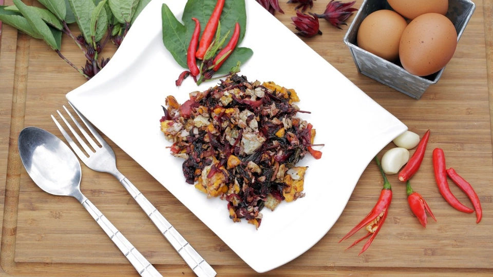 เมนูฟิวชัน: ใบกระเจี๊ยบแดงผัดไข่