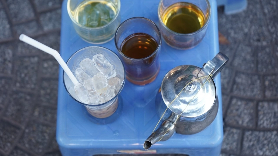 จิบกาแฟแลถนน