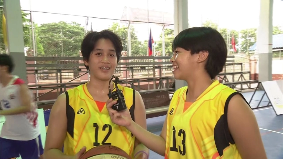 พูดคุยกับน้องๆนักกีฬาสตรีทบาสรุ่น18ปีหญิงจากทีมโรงเรียน สตรีศึกษา จังหวัด ร้อยเอ็ด