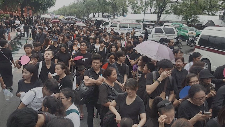 ปชช. เข้าแถวรอถวายสักการะพระบรมศพ