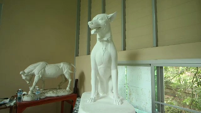 ประติมากรรมสุนัขทรงเลี้ยง