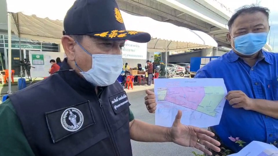 ผอ.เขตลาดกระบัง แจงกระสอบทรายอุดท่อเป็นแผนสกัดน้ำ ปัดวางยาใคร