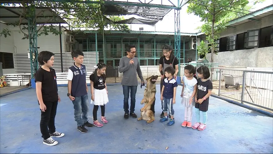 มอม