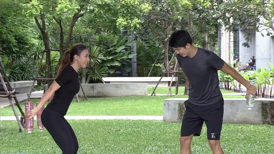 ท่ากระชับแขนด้วยขวดน้ำ