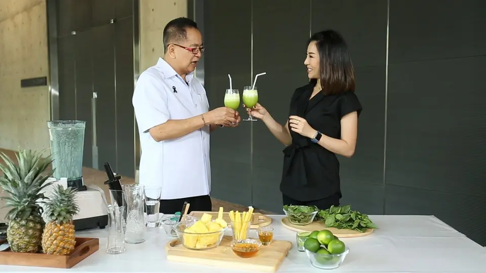 น้ำสับปะรดปั่นใบโหระพา, ฝึกโยคะชุดท่าพิงกำแพง