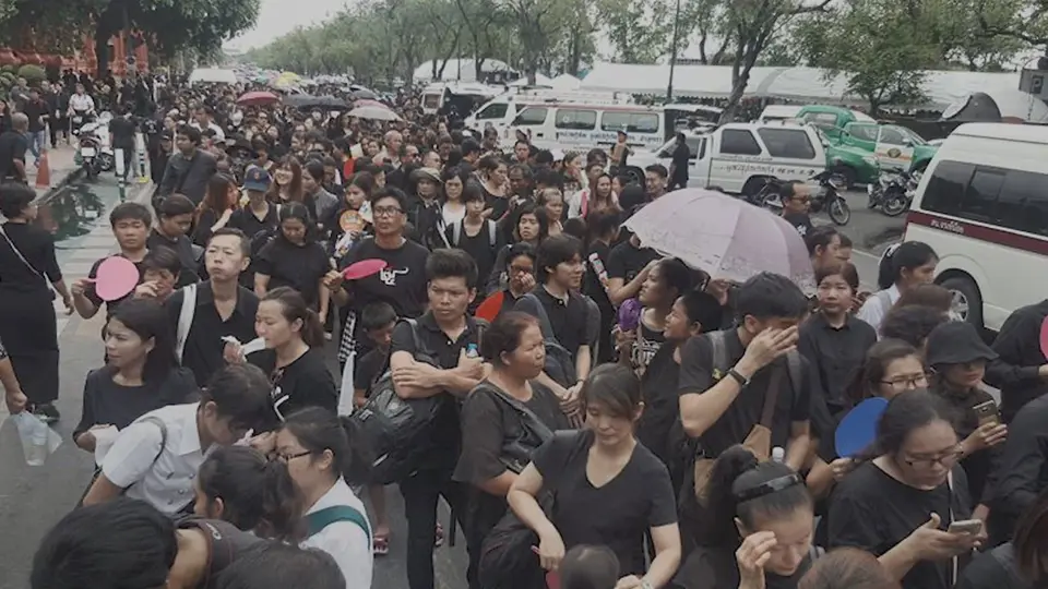ปชช. เข้าแถวรอถวายสักการะพระบรมศพ
