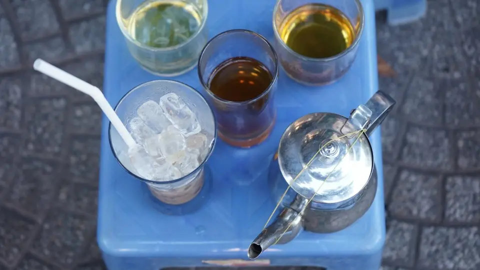 จิบกาแฟแลถนน