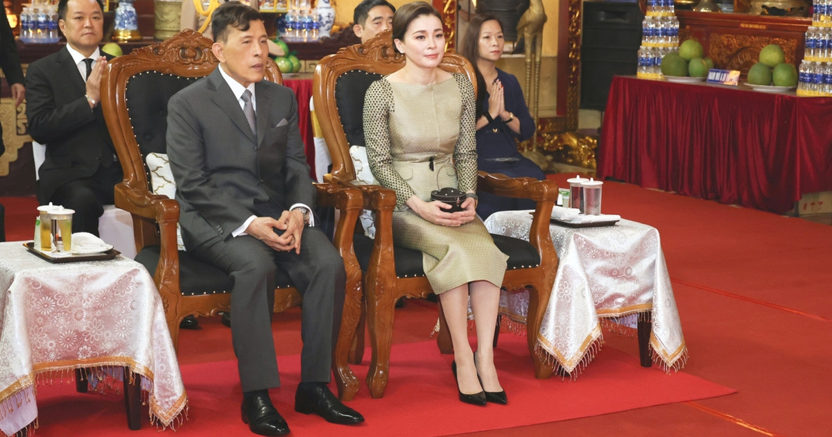 国王和王后陛下向烈士纪念碑和胡志明前主席陵墓敬献花圈。