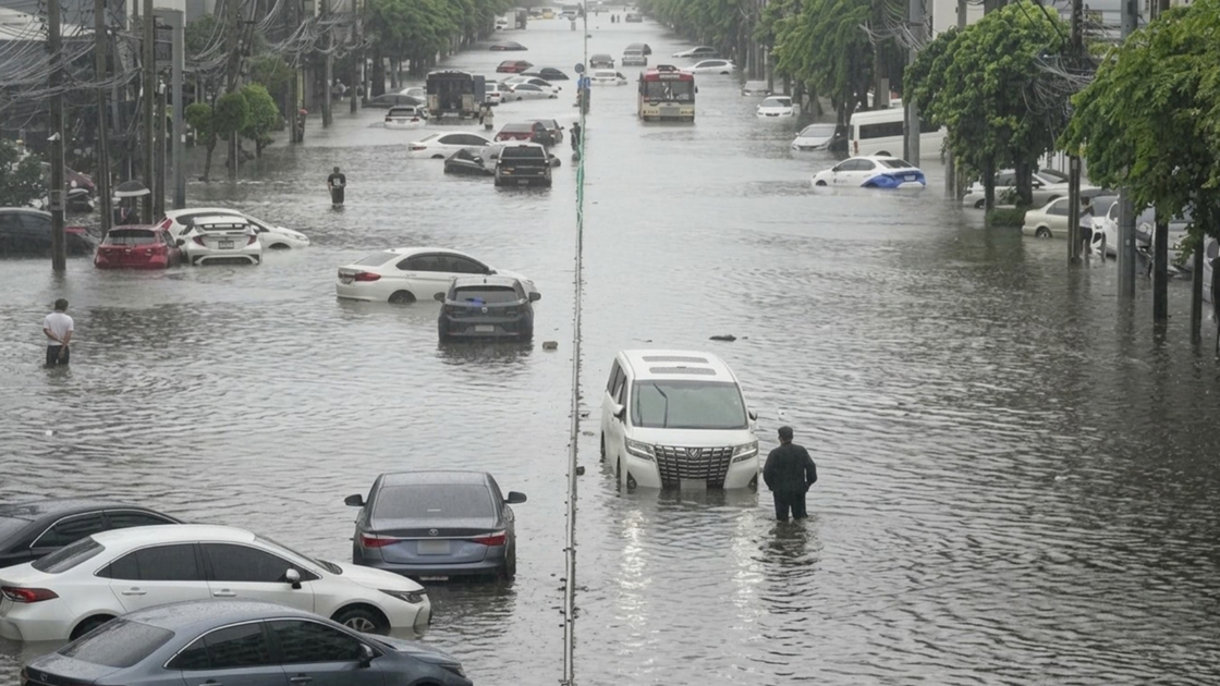 Bangkok flood disaster highlights risks for economy from extreme ...