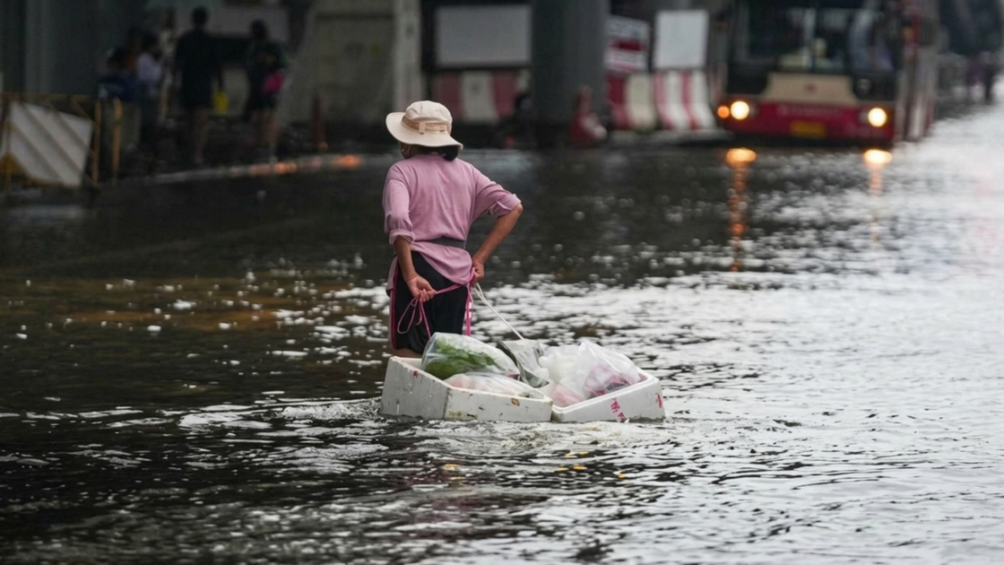 BMA lifts flood disaster status in 21 districts | Thai PBS World