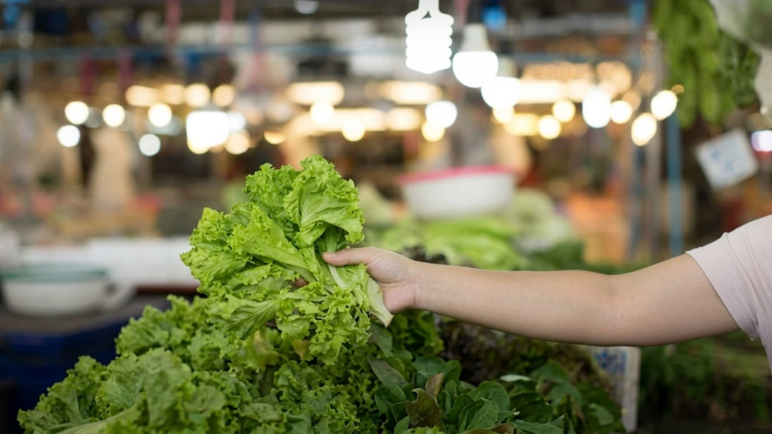 Govt steps up price checks for Vegetarian Festival | Thai PBS World