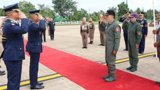 "ในหลวง" ทอดพระเนตรการทรงฝึกบินเดี่ยวกับเครื่องบิน Gripen เป็นครั้งแรกของ "พระราชินี"