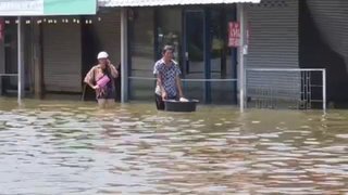 "เมืองปราจีนบุรี" บางจุดน้ำยังท่วมสูง ส่วน "บ้านสร้าง" ระดับน้ำเพิ่ม 15 ซม.