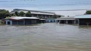 ยังหนัก! มวลน้ำทะลัก "บ้านสร้าง" ปราจีนบุรี บางจุดท่วมสูง 2-3 เมตร 