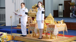 “ในหลวง-พระราชินี” พระราชทานกระบี่-ปริญญาบัตร รร.นายร้อยตำรวจ