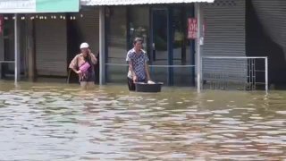 "เมืองปราจีนบุรี" บางจุดน้ำยังท่วมสูง ส่วน "บ้านสร้าง" ระดับน้ำเพิ่ม 15 ซม.