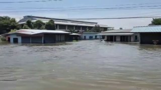 ยังหนัก! มวลน้ำทะลัก "บ้านสร้าง" ปราจีนบุรี บางจุดท่วมสูง 2-3 เมตร 