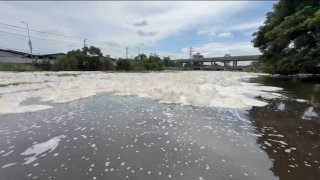 พบน้ำ "ฟองขาว-คราบดำ" ประตูระบายน้ำปากคลองรังสิต