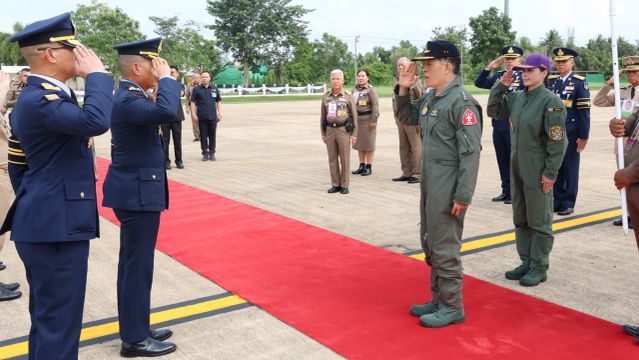 "ในหลวง" ทอดพระเนตรการทรงฝึกบินเดี่ยวกับเครื่องบิน Gripen เป็นครั้งแรกของ "พระราชินี"
