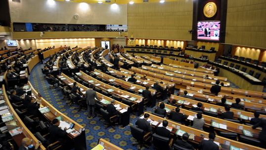 "เจริญ"สั่งพักการประชุมสภาฯ หลัง ส.ส.ฝ่ายรัฐบาลเสนอ ปิดประชุม